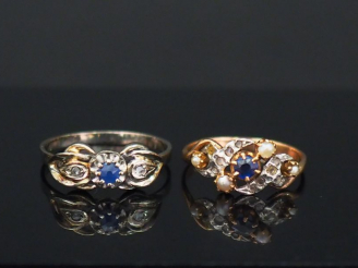 Vente aux enchères Ensemble comprenant :  - une bague en or blanc en forme de nœud, serti