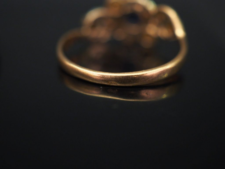 Ensemble comprenant :  - une bague en or blanc en forme de nœud, serti