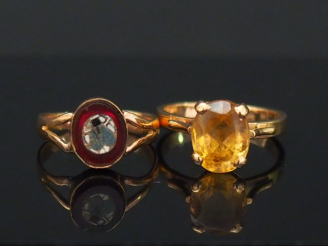 Vente aux enchères Ensemble comprenant :  - une bague en or jaune, sertie en son centre d