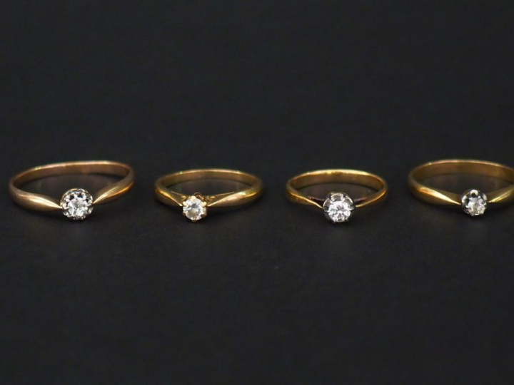 Ensemble comprenant quatre petites bagues solitaires en or jaune, sert