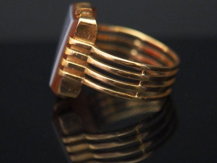 Bague en or jaune, sertie en son centre d'une pierre dure.  L'anneau f