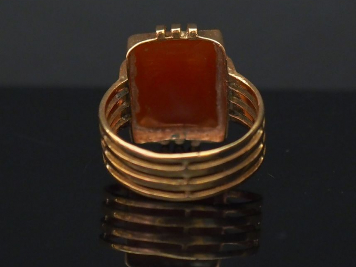 Bague en or jaune, sertie en son centre d'une pierre dure.  L'anneau f