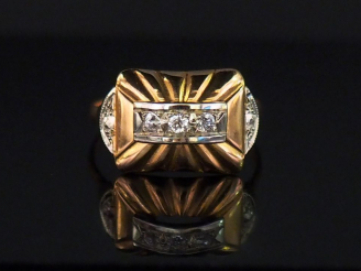 Vente aux enchères Bague de style 1940 en or jaune, sertie en son centre d'une ligne de t
