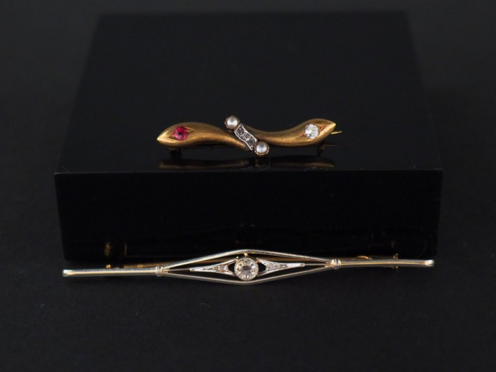 Ensemble comprenant :  -	une broche barrette en or jaune, formée de de