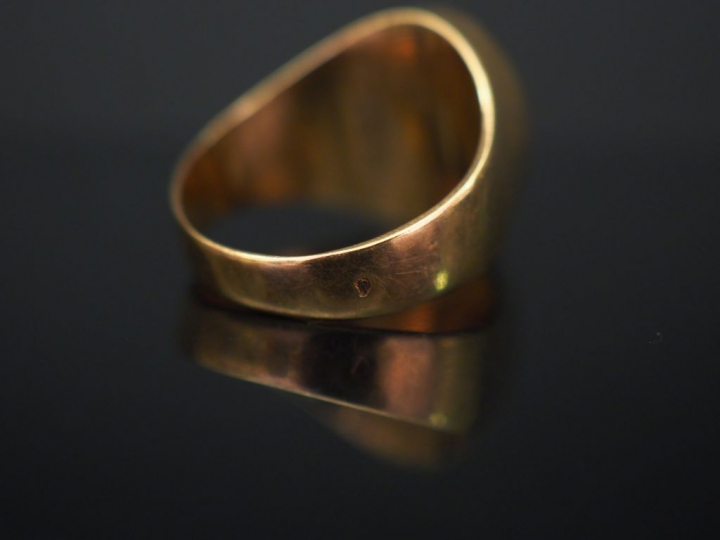 Bague de forme chevalière en or jaune et onyx noir. TDD. 55 Poids tel.