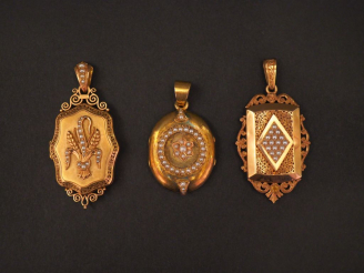 Vente aux enchères Ensemble comprenant trois différents pendentifs porte-photos Napoléon 