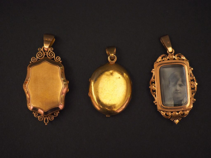 Ensemble comprenant trois différents pendentifs porte-photos Napoléon 