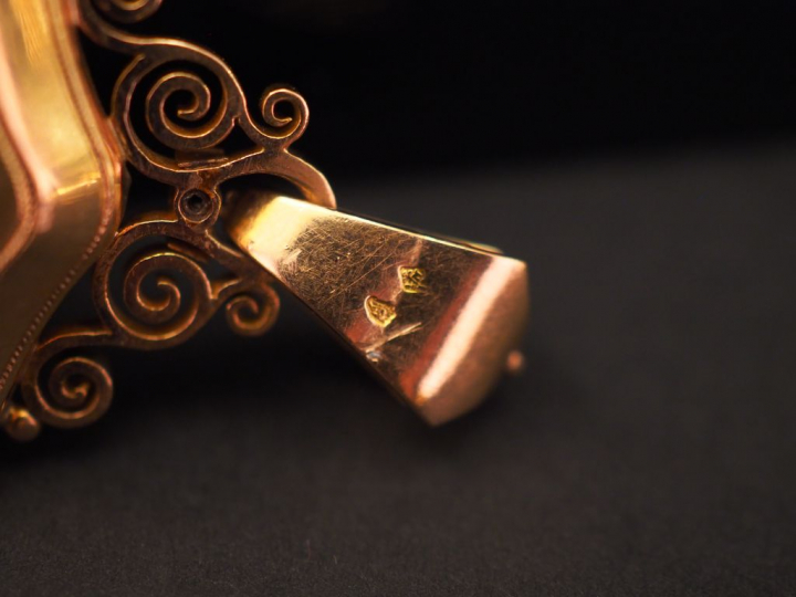 Ensemble comprenant trois différents pendentifs porte-photos Napoléon 