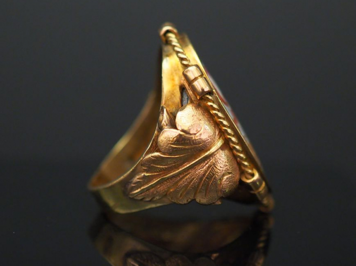 Bague Napoléon III en or jaune, sertie en son centre d'une plaque en p