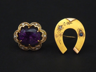 Vente aux enchères Broche en or jaune en forme de fer à cheval, à décor d'un branchage fl