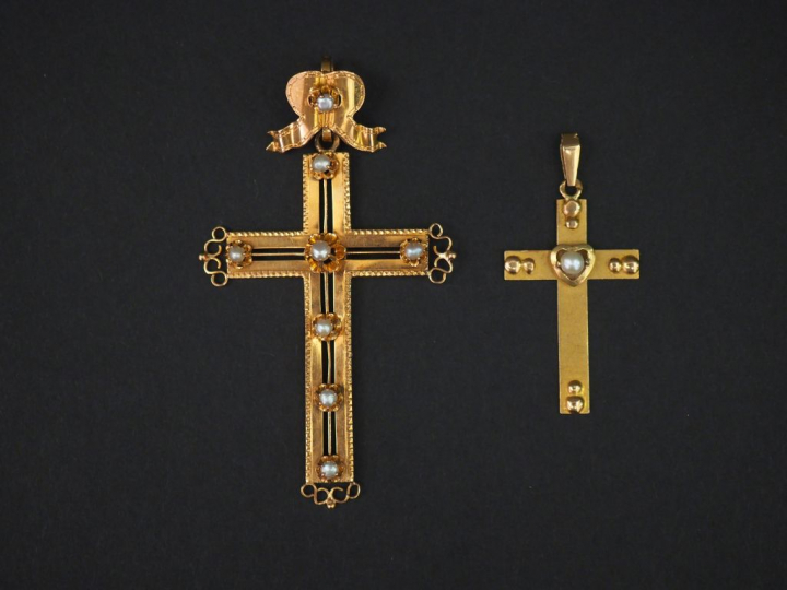 Ensemble comprenant deux différents pendentifs Napoléon III en forme d