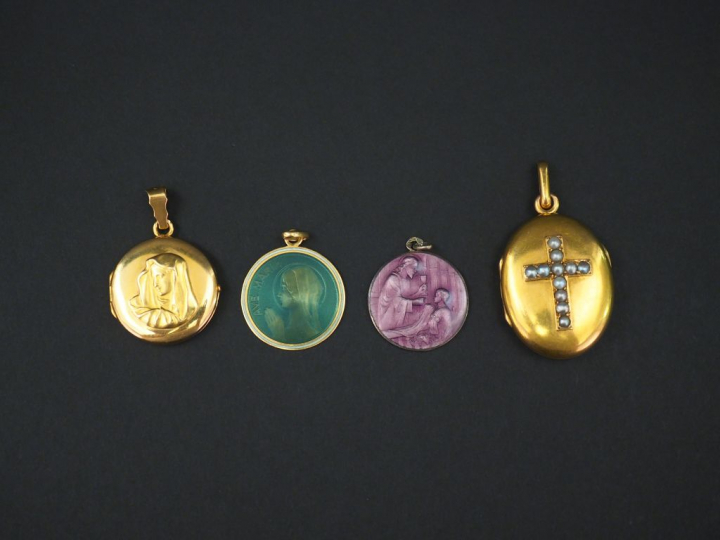 Ensemble comprenant :  - un pendentif porte-photo Napoléon III en or j