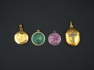 Vente aux enchères Ensemble comprenant :  - un pendentif porte-photo Napoléon III en or j