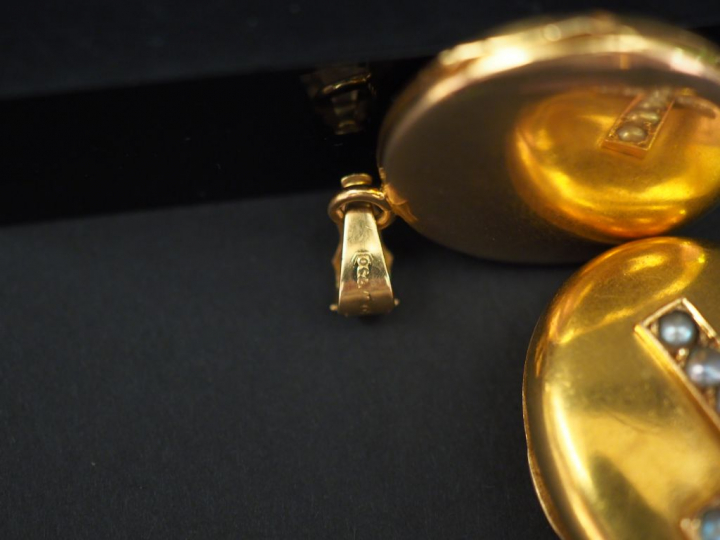 Ensemble comprenant :  - un pendentif porte-photo Napoléon III en or j