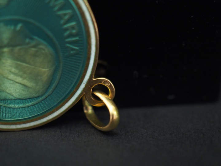 Ensemble comprenant :  - un pendentif porte-photo Napoléon III en or j