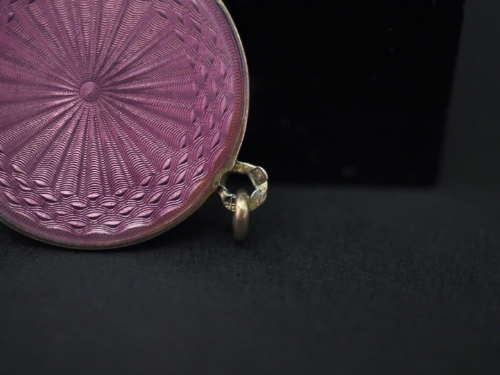 Ensemble comprenant :  - un pendentif porte-photo Napoléon III en or j