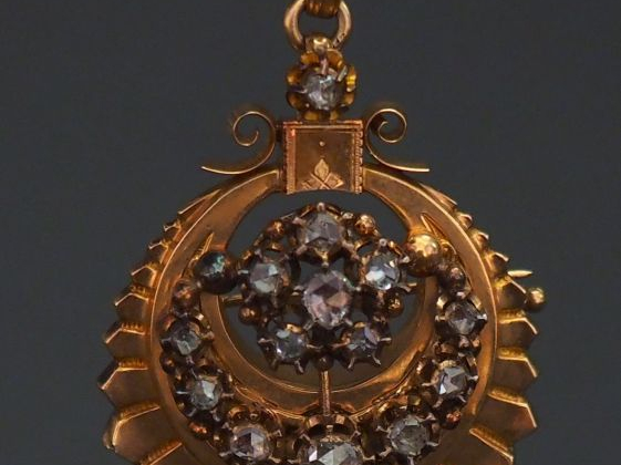 Broche/pendentif Napoléon III en or jaune, sertie de diamants taillés 
