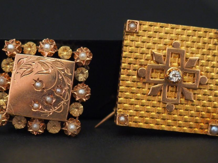 Ensemble comprenant :  - une broche carrée Napoléon III en or jaune, à