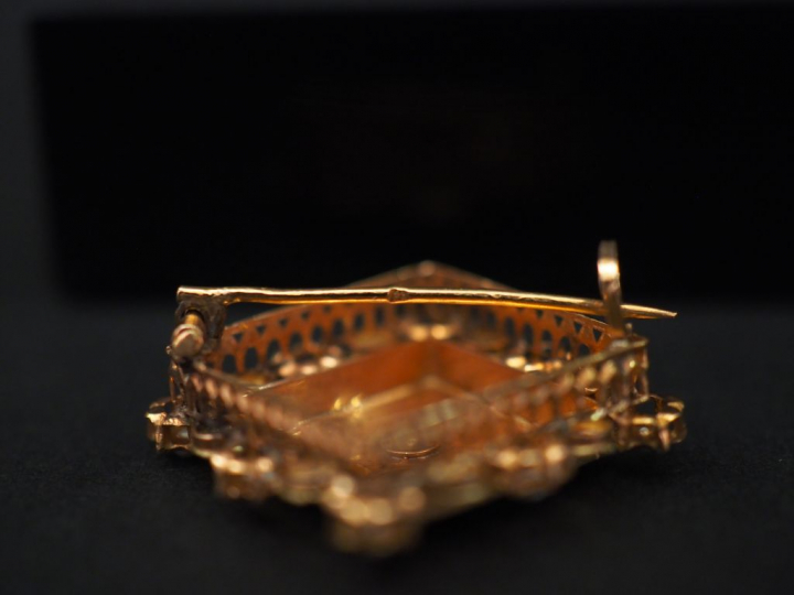 Ensemble comprenant :  - une broche carrée Napoléon III en or jaune, à