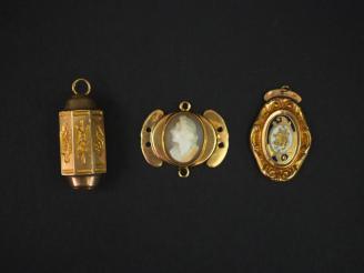 Vente aux enchères Ensemble comprenant :  - un fermoir Napoléon III en or jaune et émail 