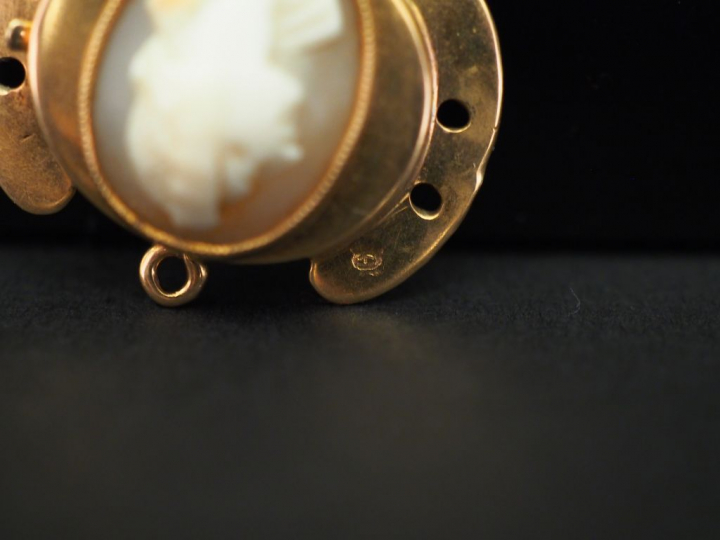 Ensemble comprenant :  - un fermoir Napoléon III en or jaune et émail 