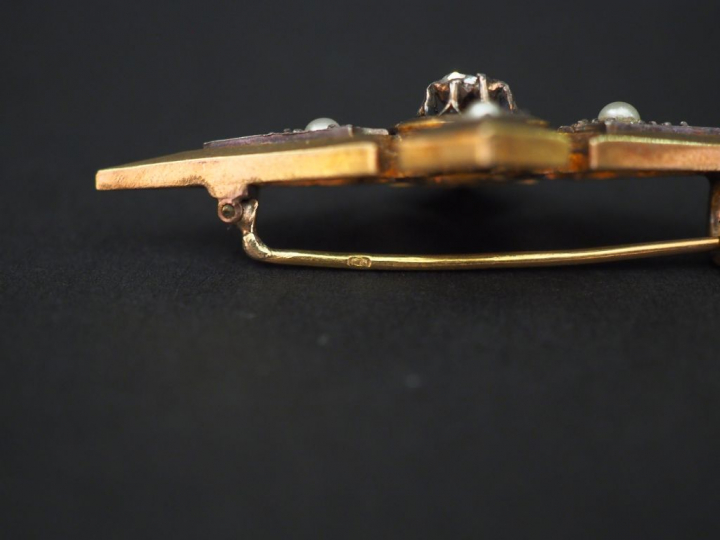 Ensemble comprenant :  - une broche Napoléon III en or jaune, sertie e