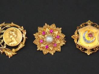 Vente aux enchères Ensemble comprenant :  - une broche/pendentif Napoléon III en or jaune