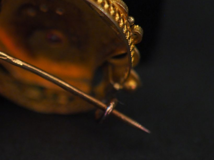 Ensemble comprenant :  - une broche/pendentif Napoléon III en or jaune