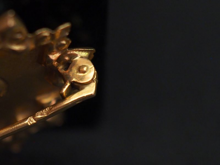 Ensemble comprenant :  - une broche/pendentif Napoléon III en or jaune