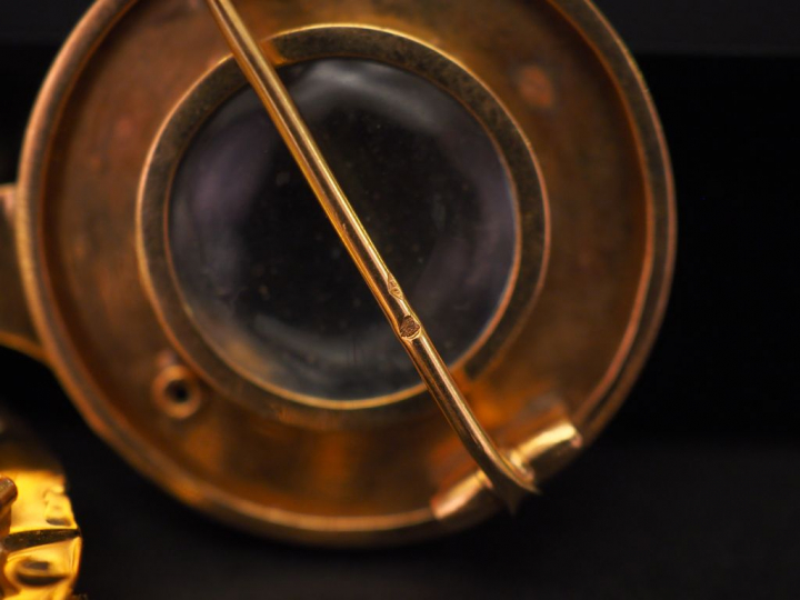 Ensemble comprenant :  - une broche Napoléon III en or jaune, à décor 