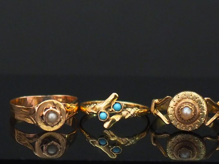 Ensemble comprenant :  - une bague Napoléon III, ornée en son centre d