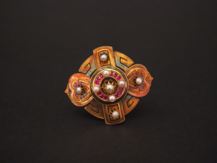 Broche Napoléon III en or jaune, perles, pierres roses et émail noir, 