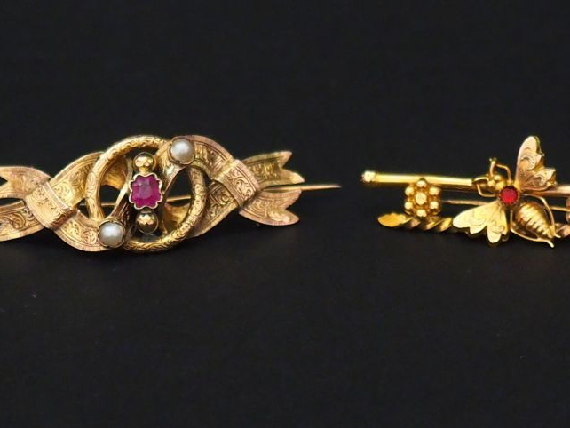 Ensemble comprenant :  - une broche barrette Napoléon III en or jaune,