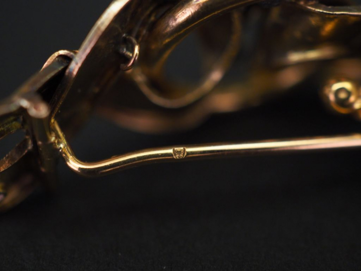 Ensemble comprenant :  - une broche barrette Napoléon III en or jaune,