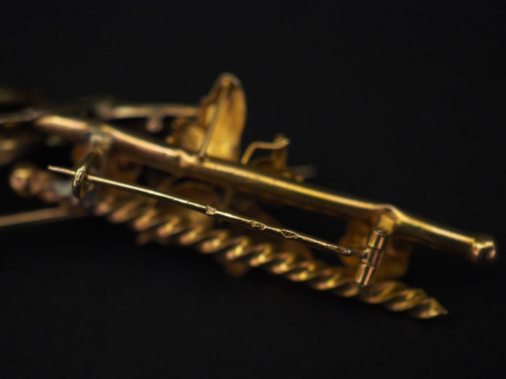 Ensemble comprenant :  - une broche barrette Napoléon III en or jaune,