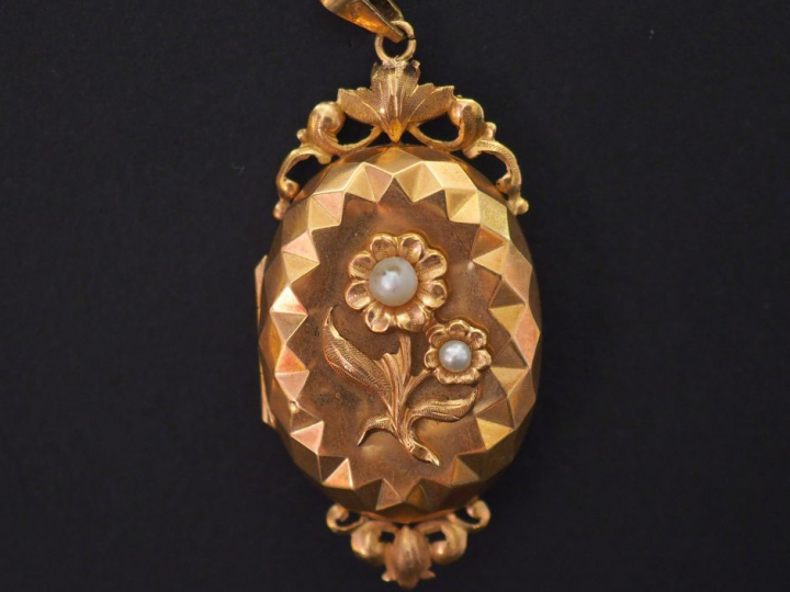 Pendentif porte-photo Napoléon III en or jaune et perles, à décor de b