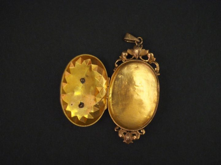Pendentif porte-photo Napoléon III en or jaune et perles, à décor de b