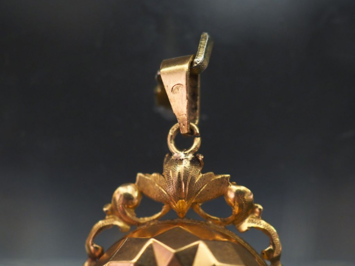 Pendentif porte-photo Napoléon III en or jaune et perles, à décor de b