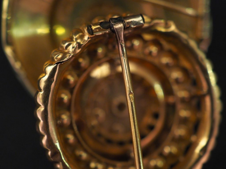 Ensemble comprenant :  - une broche ronde Napoléon III en or jaune, se