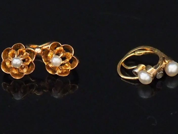 Ensemble comprenant :  -	 une paire de perces oreilles en or jaune et 