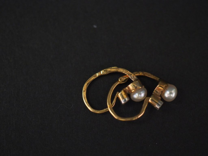 Ensemble comprenant :  -	 une paire de perces oreilles en or jaune et 