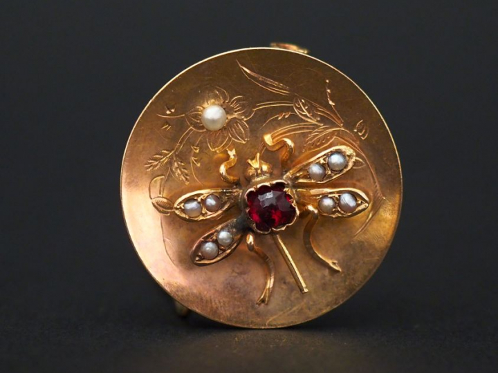 Broche circulaire Napoléon III en or jaune, à décor d'une mouche et de