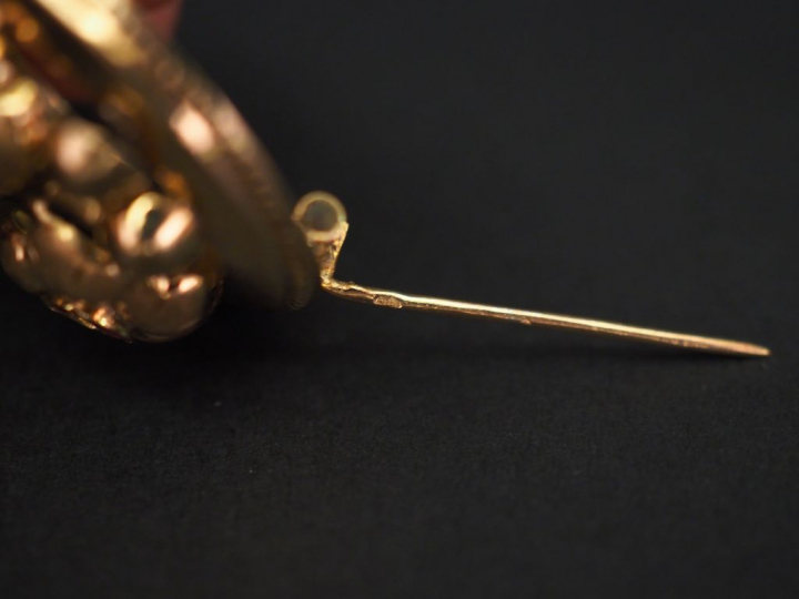 Broche ronde Napoléon III en or jaune, à décor de fleurs serties de pi