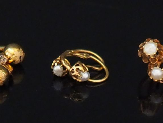 Ensemble comprenant deux paires de boucles d’oreilles Napoléon III en 