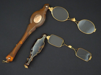 Vente aux enchères Ensemble comprenant :  - 	une binocle en or jaune et corne, à décor de