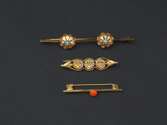 Vente aux enchères Ensemble comprenant :  - une broche barrette en or jaune, sertie en so