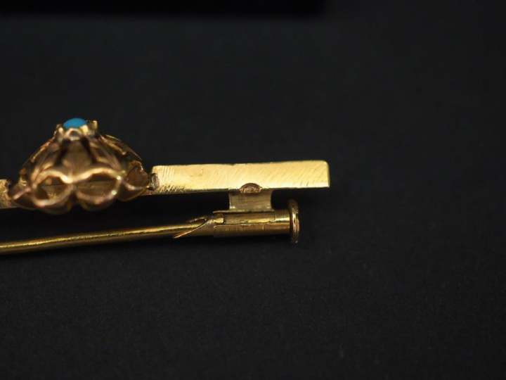 Ensemble comprenant :  - une broche barrette en or jaune, sertie en so