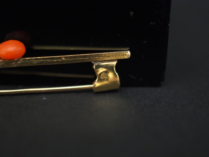 Ensemble comprenant :  - une broche barrette en or jaune, sertie en so