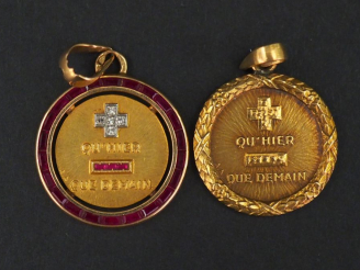 Vente aux enchères Ensemble comprenant :  - une médaille en or jaune, marquée "+ qu'hier 