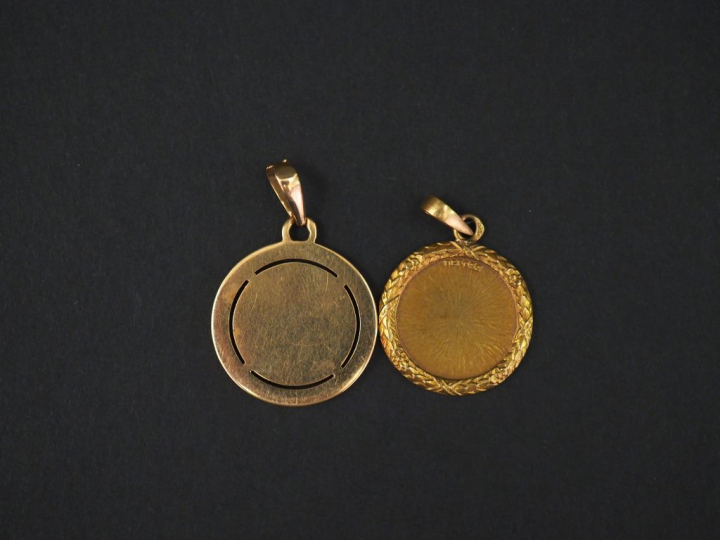 Ensemble comprenant :  - une médaille en or jaune, marquée "+ qu'hier 